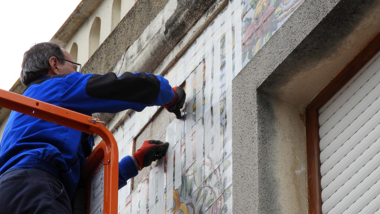 Un operario realiza ayer trabajos en una de las fachadas del edificio