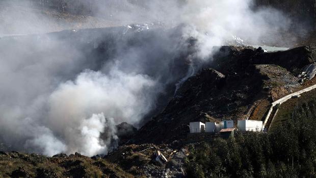 Dos desaparecidos, un fuego sin sofocar y emanaciones tóxicas nueve días después del derrumbe de Zaldívar