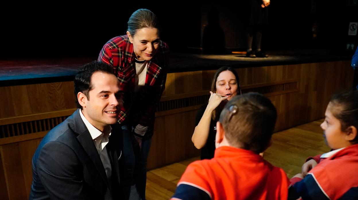 El vicepresidente Aguado y la consejera Rivera, junto a un grupo de niños en Teatralia