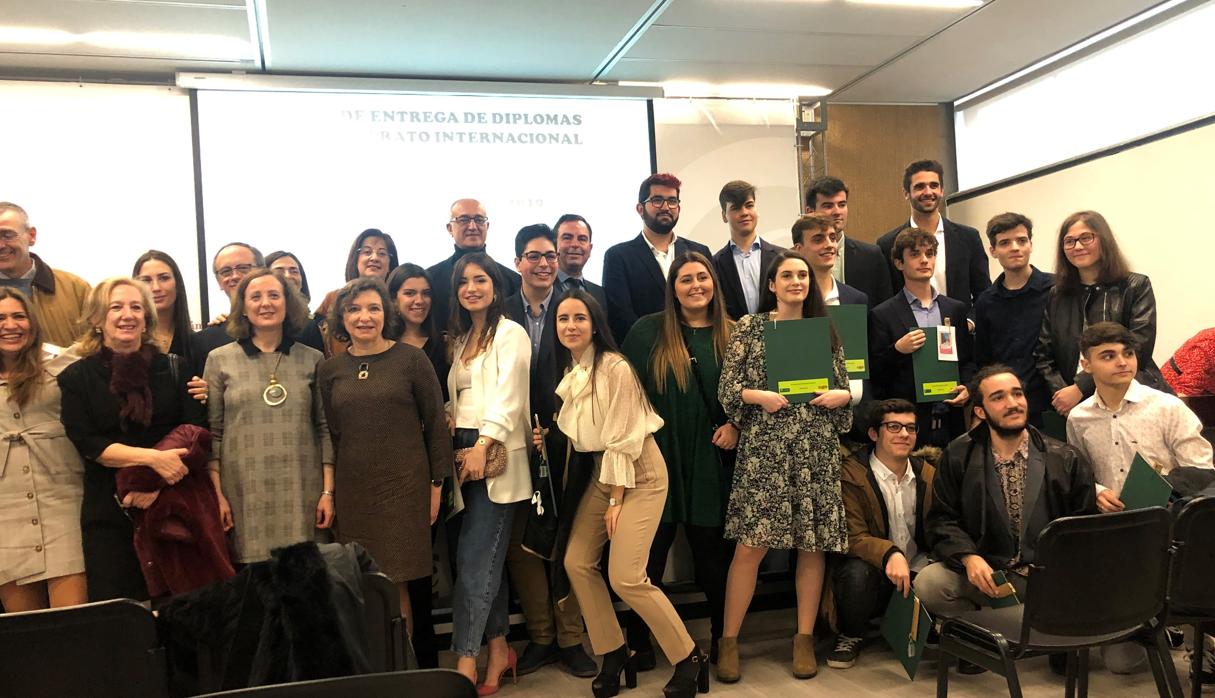 Los alumnos con algunos de sus profesores