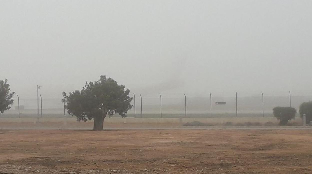 Imagen de la niebla que ha aparecido este domingo en el aeropuerto de Valencia