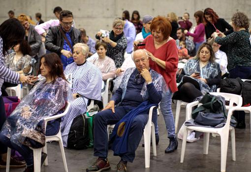 Imagen de la concentración de profesionales de la peluquería con fines solidarios en Valencia