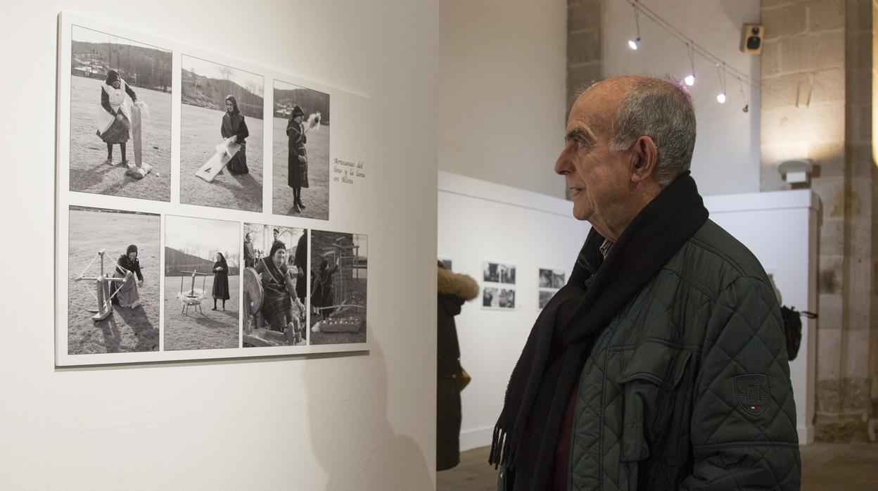 El fotógrafo Félix Navarro contempla alguna de las imágenes que se exponen en la muestra