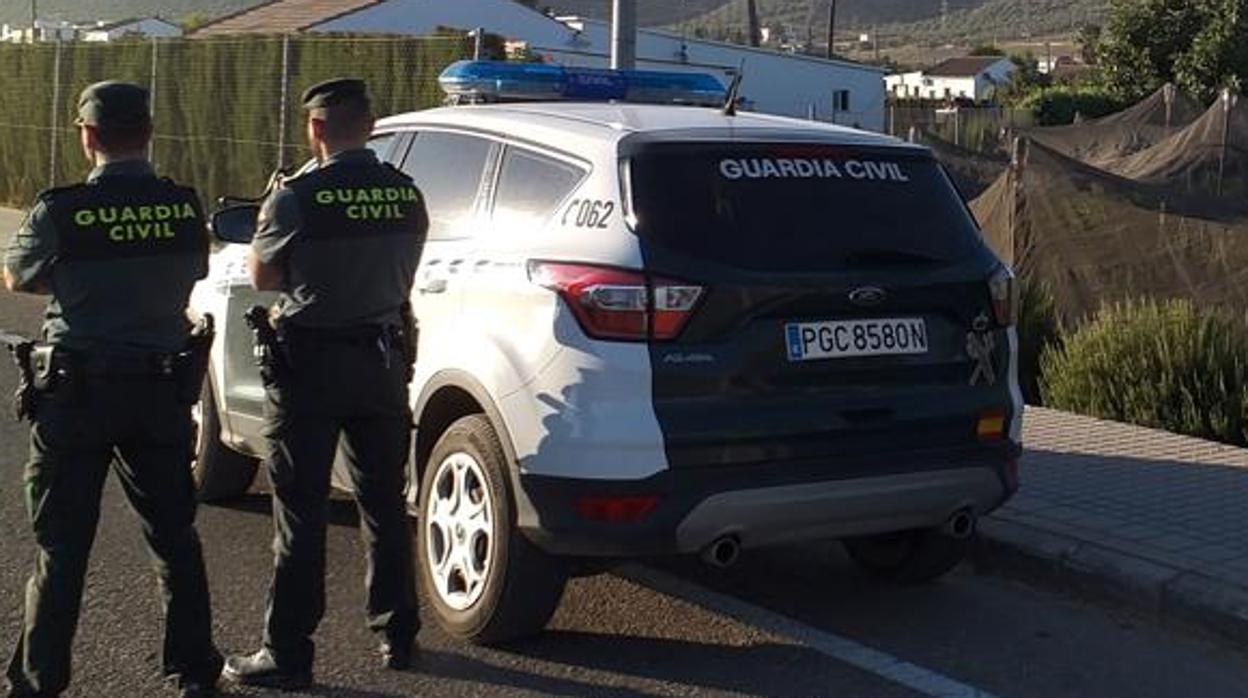 Imagen de archivo de dos agentes de la Guardia Civil