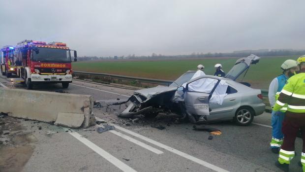 Muere en el acto el conductor de un coche al chocar contra muro en la M-203