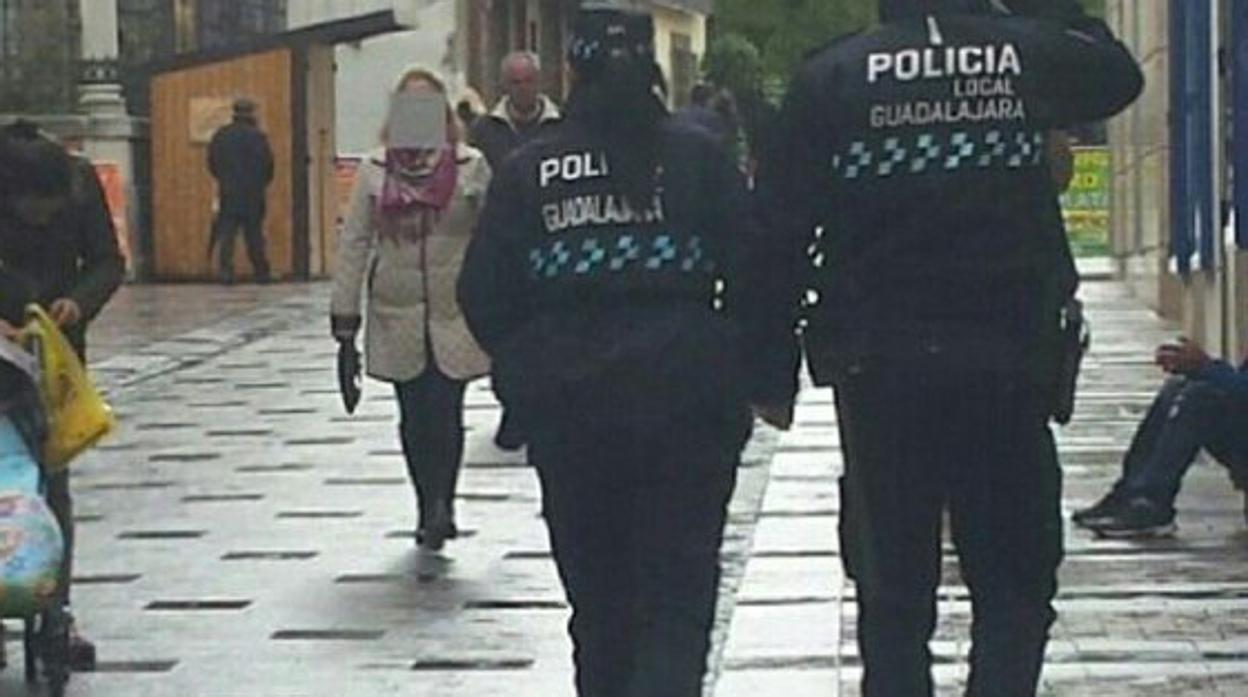 Dos agentes de la Policía Local de Guadalajara, caminando por una de sus calles