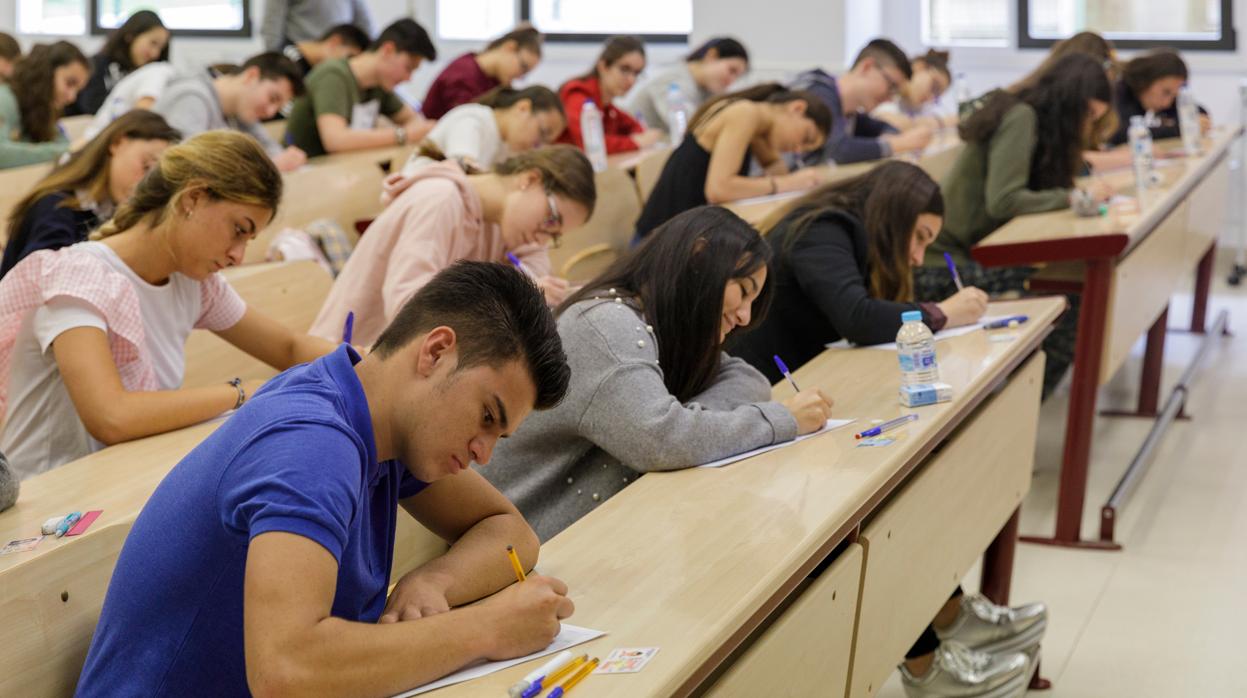 Estudiantes de Castilla y León consideran «injusta» la devolución de 4.700 becas que exige el Ministerio