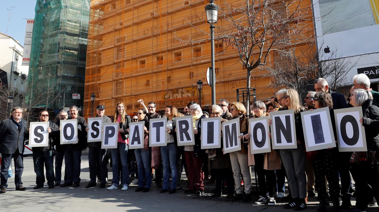 Varios manifestantes, este domingo, frente al Real Cinema