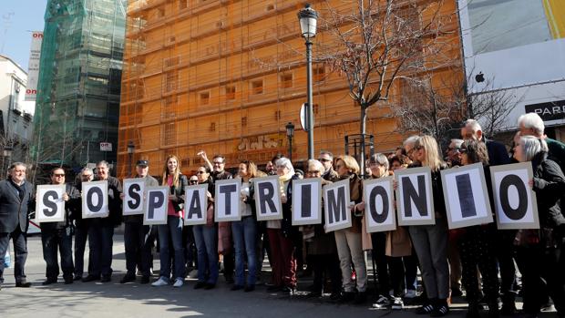 Manifestación en contra del derribo «ilegal» del histórico Real Cinema