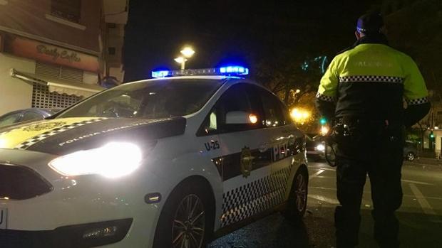 Un hombre intenta tirar a su pareja de un coche en marcha en Valencia