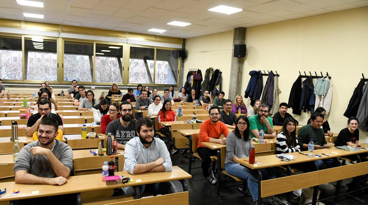 Estudiantes examinándose del MIR en enero de 2020 en la facultad de Ciencias de la Información de la Complutense