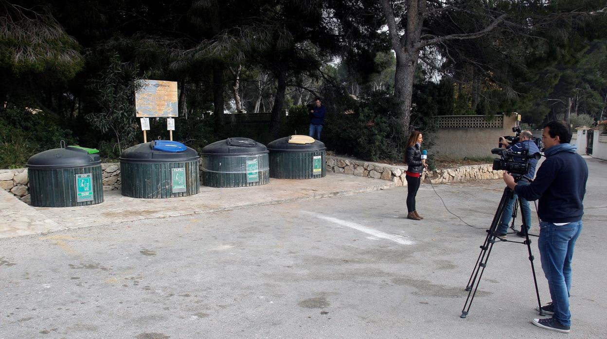 Imagen de los contenedores en los que fue hallado el cadáver de una mujer en Moraira (Alicante)