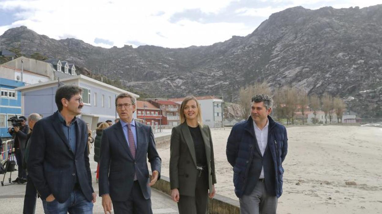 Feijóo, este martes durante una visita institucional a Dumbría (La Coruña)