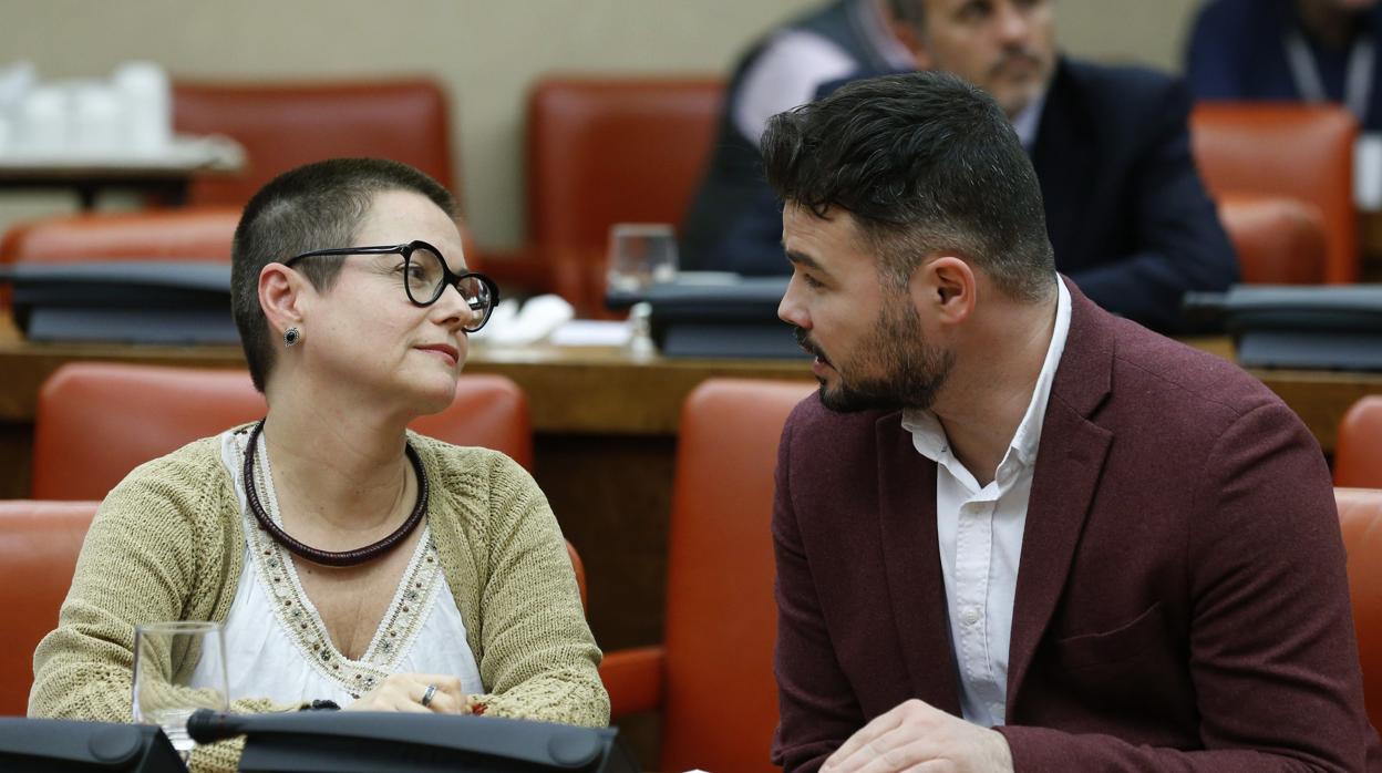 Imagen de Gabriel Rufián junto a la diputada de ERC María Carvalho tomada durante la comisión parlamentaria