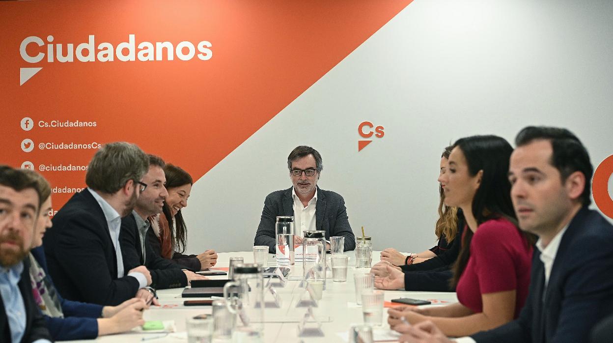 Ciudadanos presiona a Feijóo y le remite un acuerdo de coalición ya firmado por el presidente de la gestora