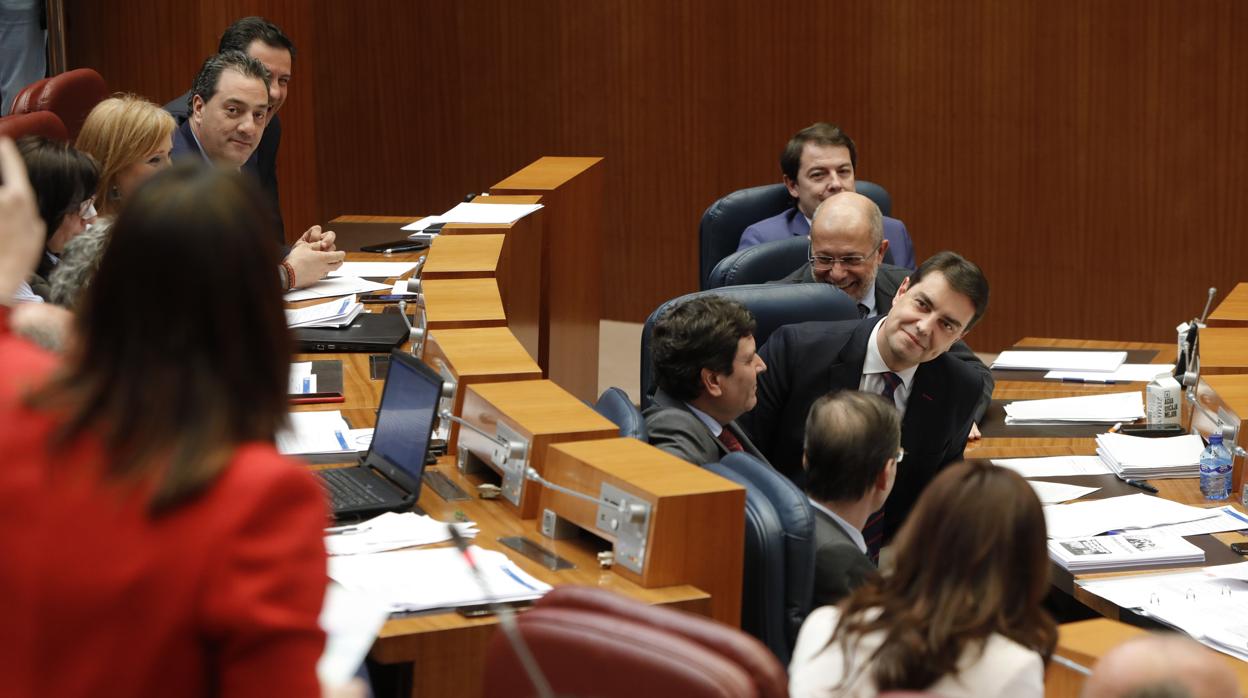 El consejero de la Presidencia, Ángel Ibañez, mira fijamente a la socialista Ana Sánchez durante su cara a cara