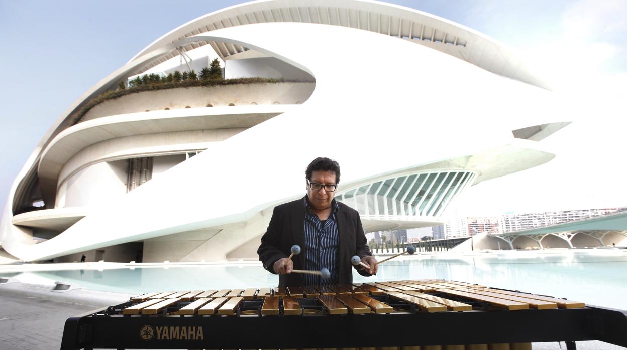 Imagen de archivo de Víctor Mendoza. uno de los profesores de la Berklee en Valencia, con el Palau de les Arts de fondo