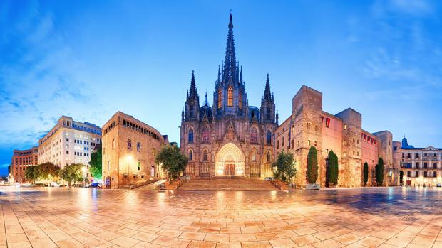 La Catedral de Barcelona revive la polémica historia de su fachada