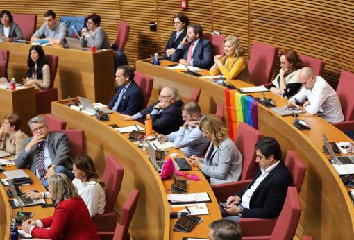 Bancada de Ciudadanos con la bandera LGTBI