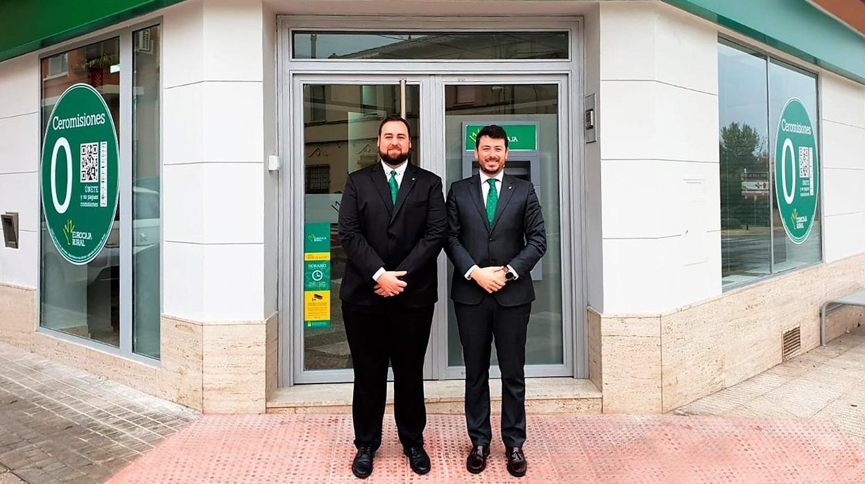 Jaume Joan Albors y el director territorial de Eurocaja Levante-Sur, Sebastián Rodríguez, en la nueva oficina de Muro de Alcoy