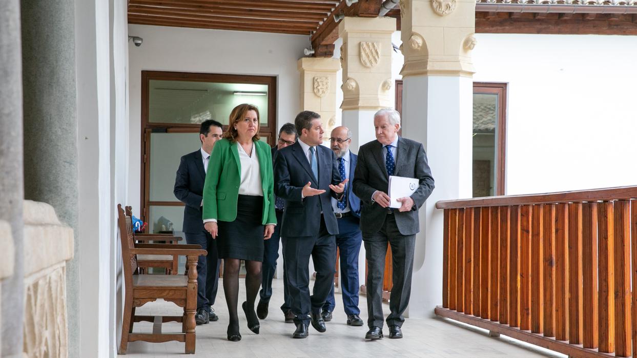 El presidente García-Page charla con Méndez Pozo, en presencia de la consejera Rosa Ana Rodríguez