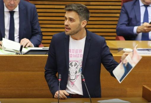 Fran Ferri, este miércoles en las Cortes con la camisera de «Queer Power»