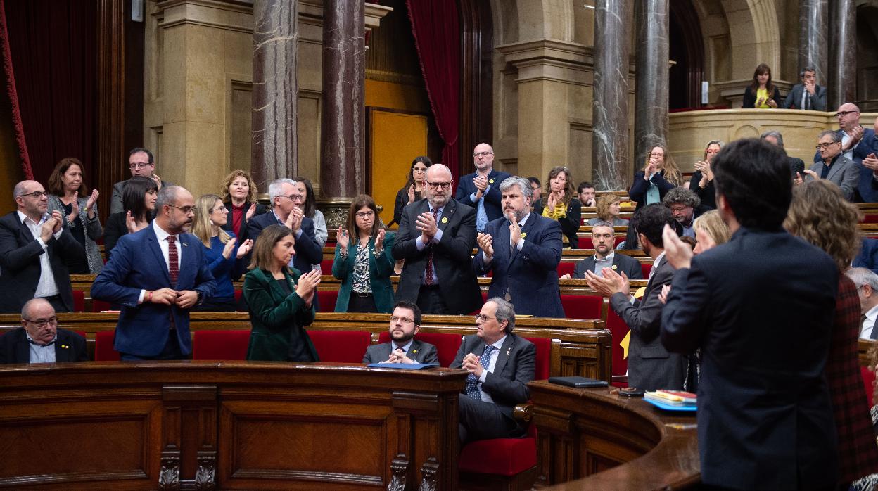 Aplausos a Torra en el Parlamento catalán