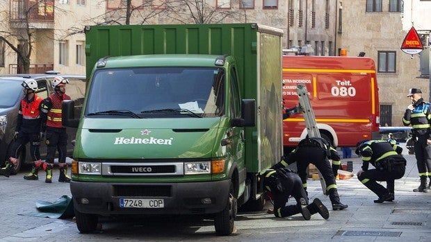 Muere un hombre de 70 años arrollado por un camión de reparto en una plaza peatonal de Salamanca