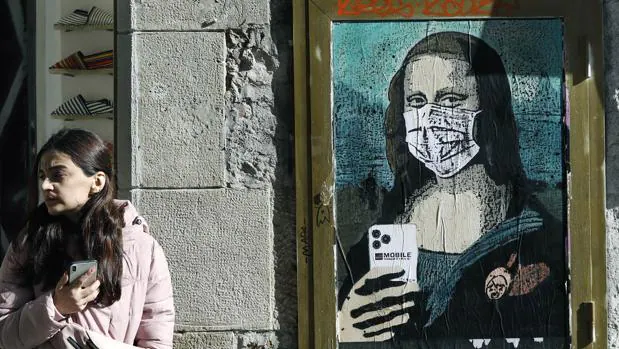 La Mona Lisa, con mascarilla por el «Mobile World Virus»