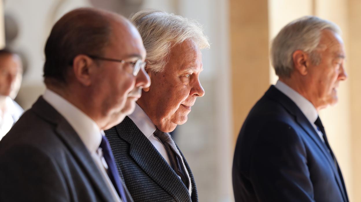 Felipe González, con Javier Lambán y el presidente de las Cortes de Aragón, Javier Sada