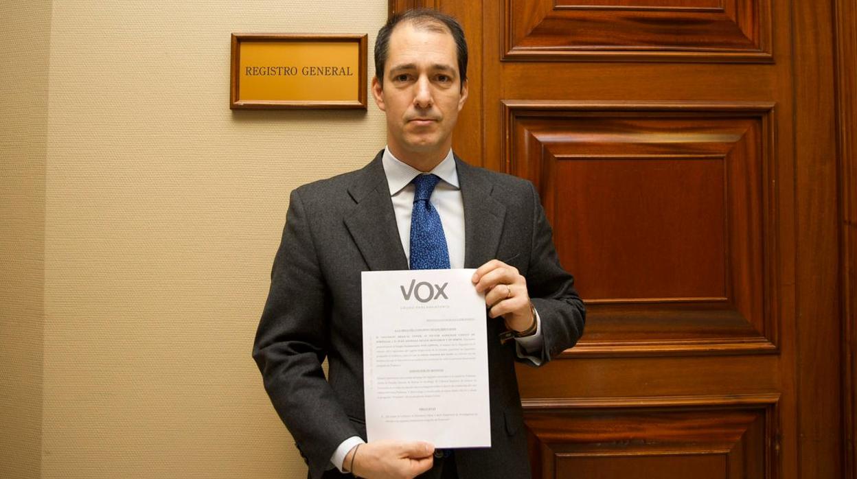 El diputado de Vox, Víctor González Coello de Portigal, registrando la pregunta en el Congreso de los Diputadosr