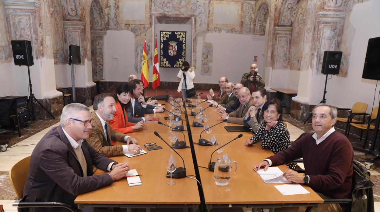 Representantes de las distintas administraciones se reunieron ayer con responsables de la Fundación