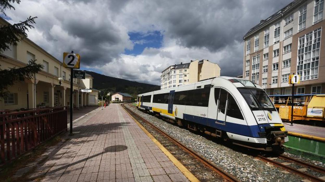 Un tren de Feve en la ruta entre Ferrol y Ribadeo