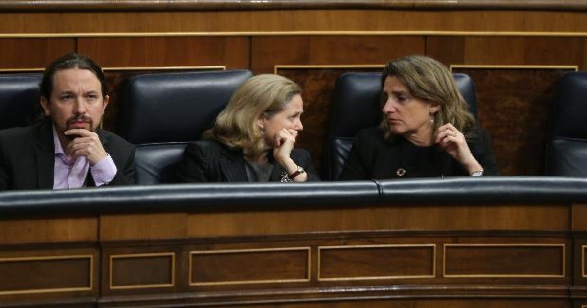 El vicepresidente segundo, Pablo Iglesias, junto a las vicepresidentas tercera, Nadia Calviño, y cuarta, Teresa Ribera, el pasado miércoles en la sesión de control del Congreso