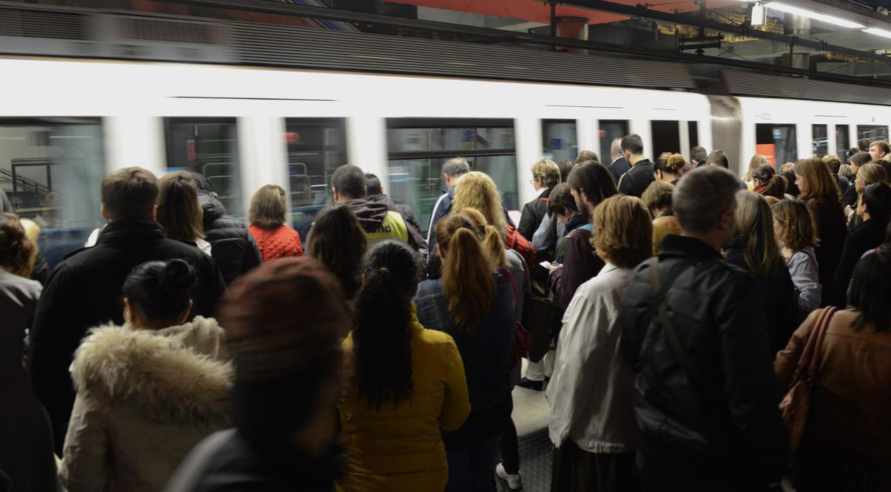 Usuarios en el Metro de Madrid