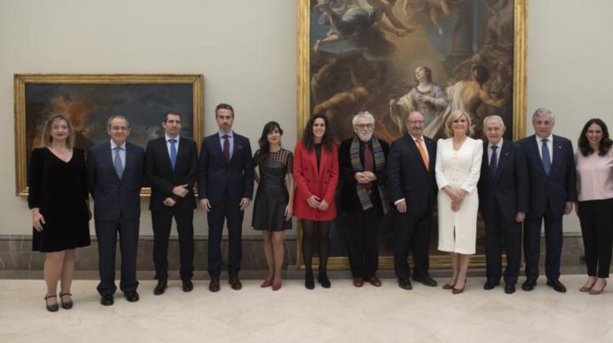 Los premiados, junto a miembros de Foro España, ayer en la Real Academia de Bellas Artes de San Fernando