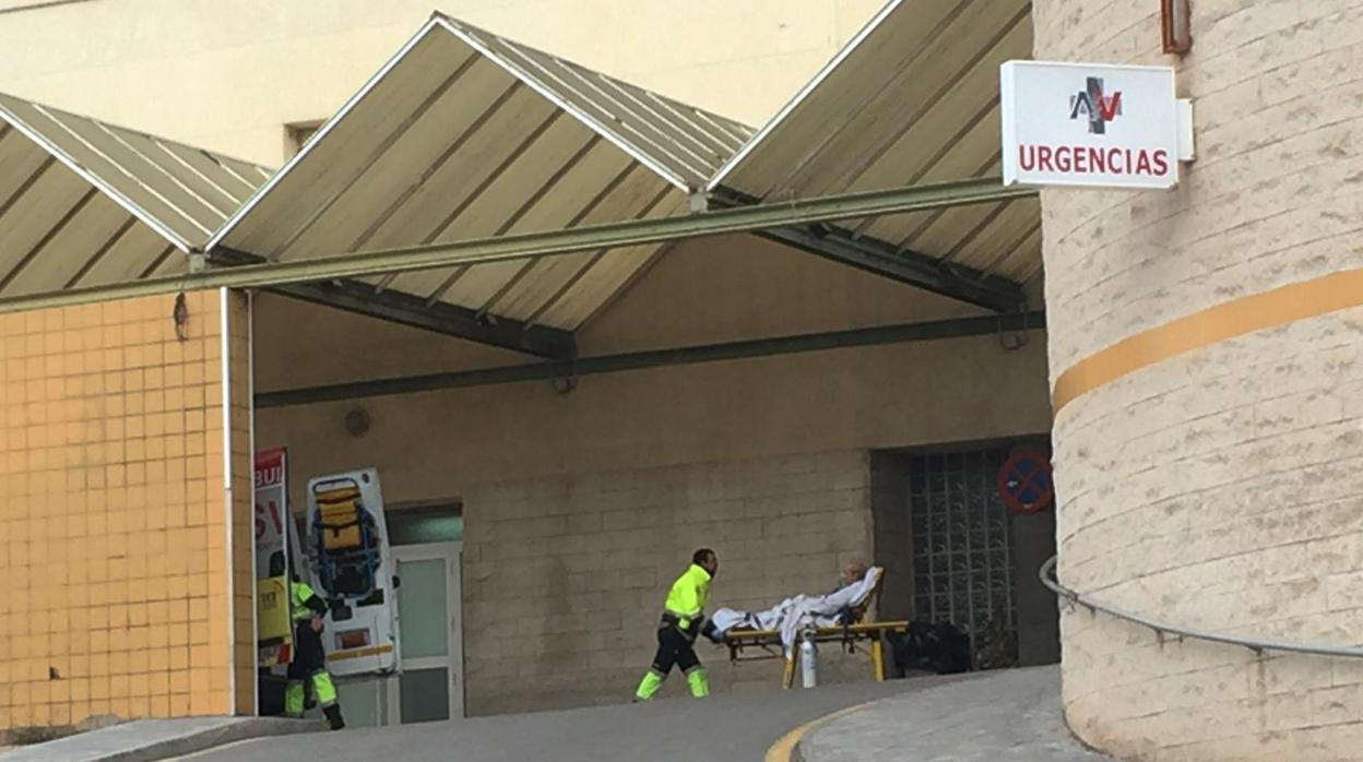 Traslado de un enfermo al Hospital General de Ailcante por efectivos del SAMU