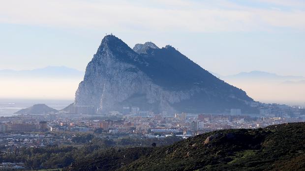 Los alcaldes del Campo de Gibraltar piden a Exteriores fluidez en la Verja y más empleo