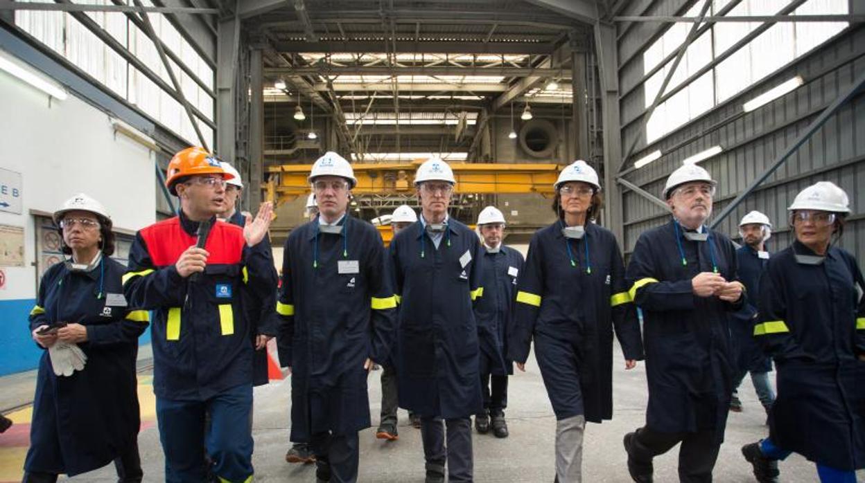 Alberto Núñez Feijóo y Reyes Maroto en una visita a la planta de Alcoa en San Cibrao