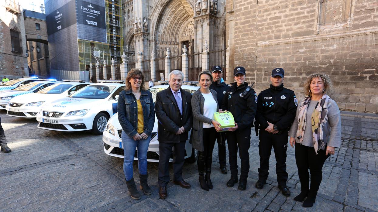 Tolón con concejales y agentes de la Pollicía Local posan con los nuevos vehículos