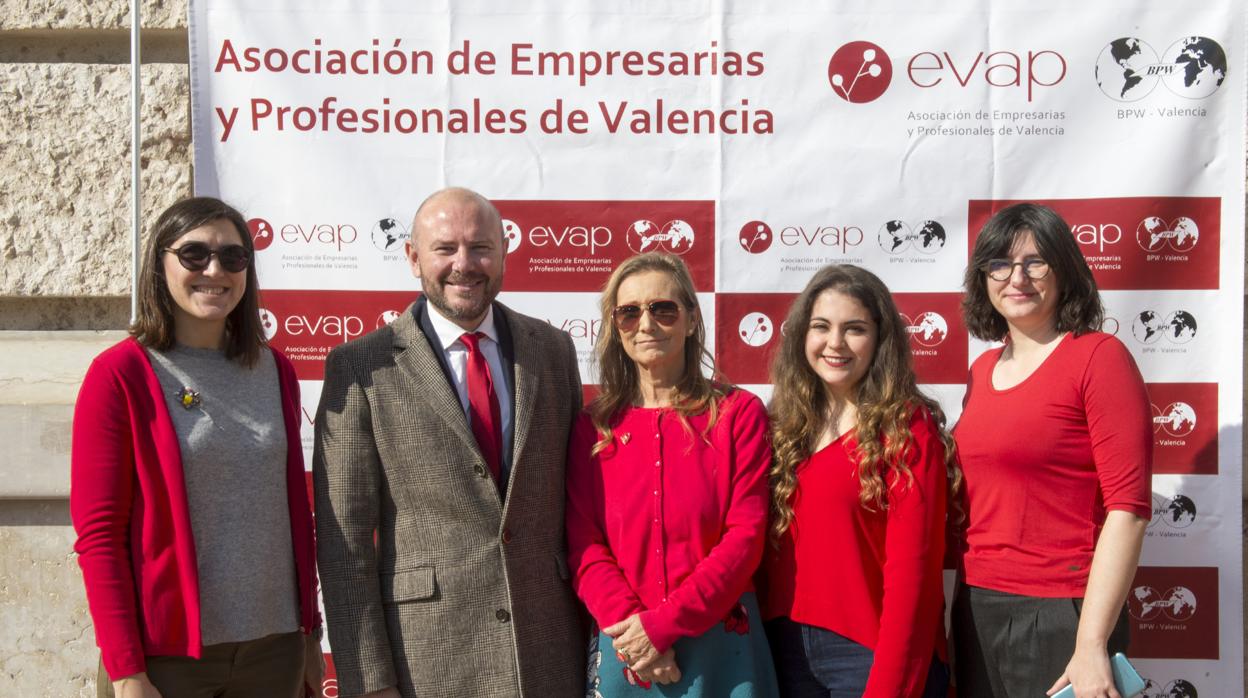 Toni Gaspar con represeantes de la asociación de empresarias evap