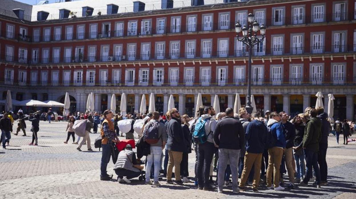 Un grupo de turistas visita la Plaza Mayor de Madrid