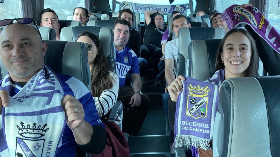 Los socios del Becerril llenan la calles de San Sebastián en la invitación de la Real Sociedad a Anoeta