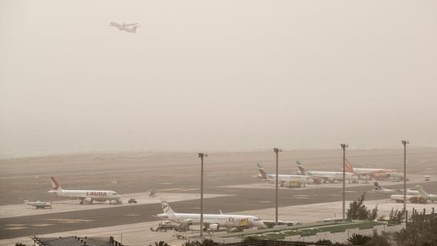 Cerrados los aeropuertos de Canarias por la calima