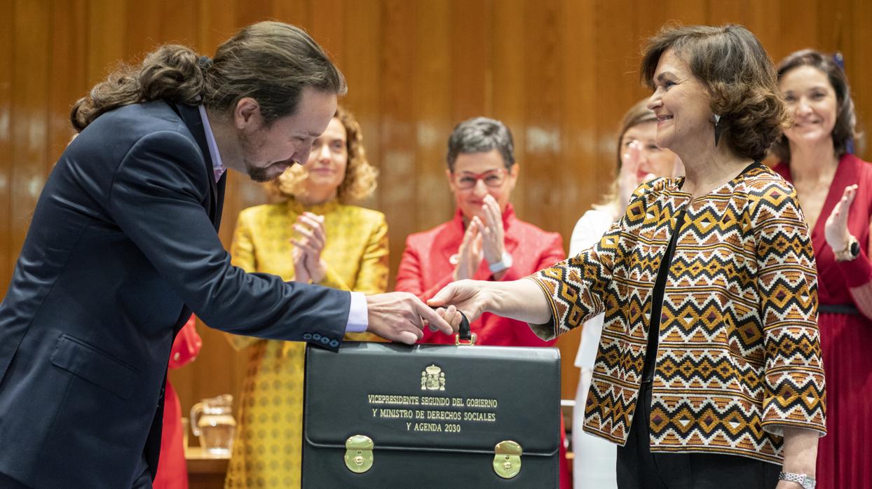 Pablo Iglesias recoge la cartera de vicepresidente de manos de Carmen Calvo