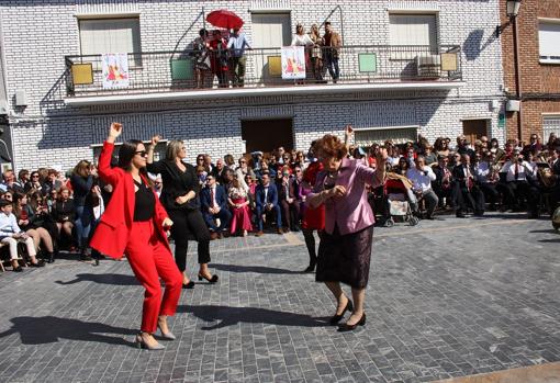 Vecinas de Miguel Esteban bailan una jota