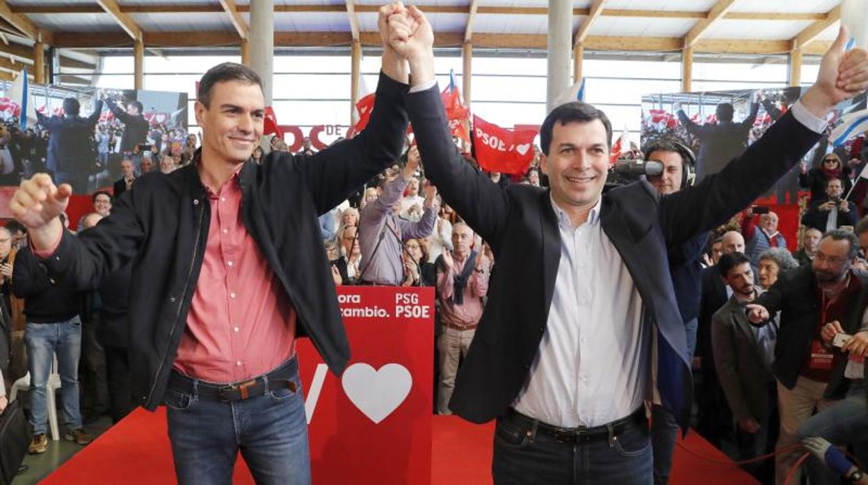 Pedro Sánchez, acompañado por Gonzalo Caballero, saluda este sábado en un mitin en Santiago de Compostela