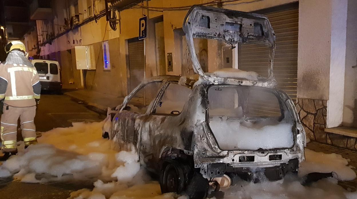 El coche del concejal de Vox en Salt, quemado