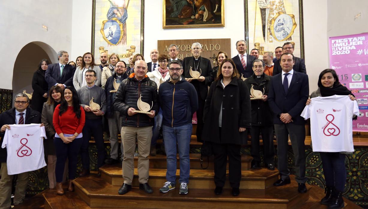 Foto de familia de Braulio Rodríguez junto con el resto de los representantes de las empresas colaboradoras