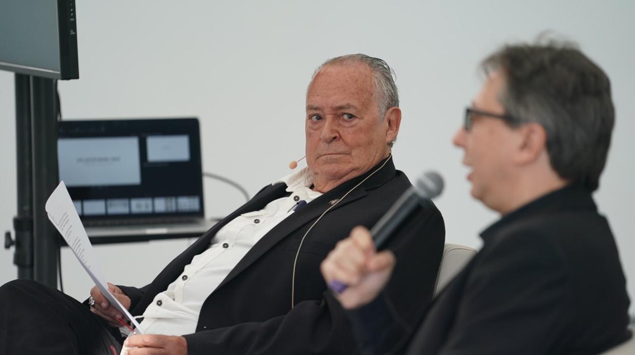 Tous, junto al director del MACBA, Ferran Barenblit, durante la presentación de la donación